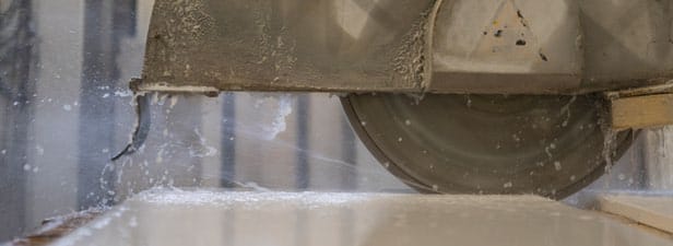 Taglio di precisione di una lastra in pietra