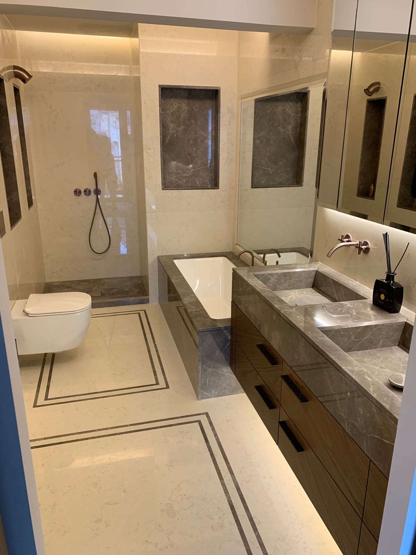 Bagno in pietra grigia - dettaglio 1