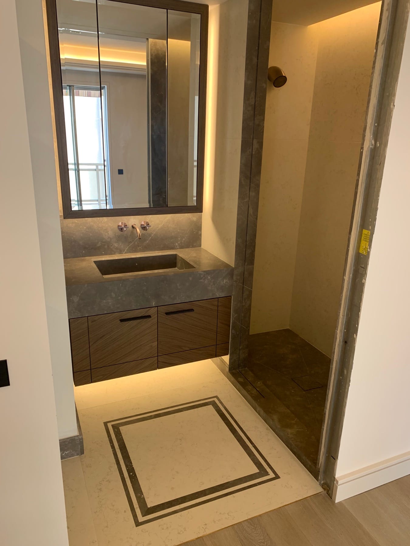 Bagno in pietra grigia - dettaglio 3