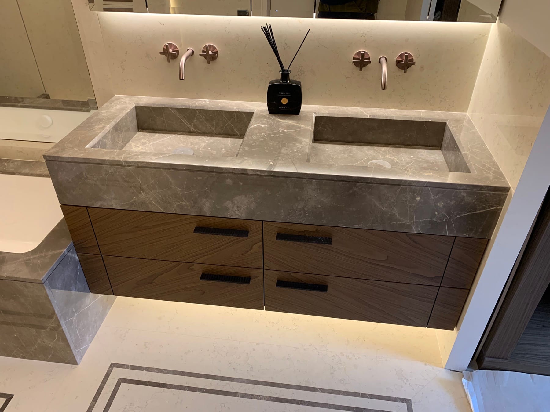Bagno in pietra grigia - dettaglio 4