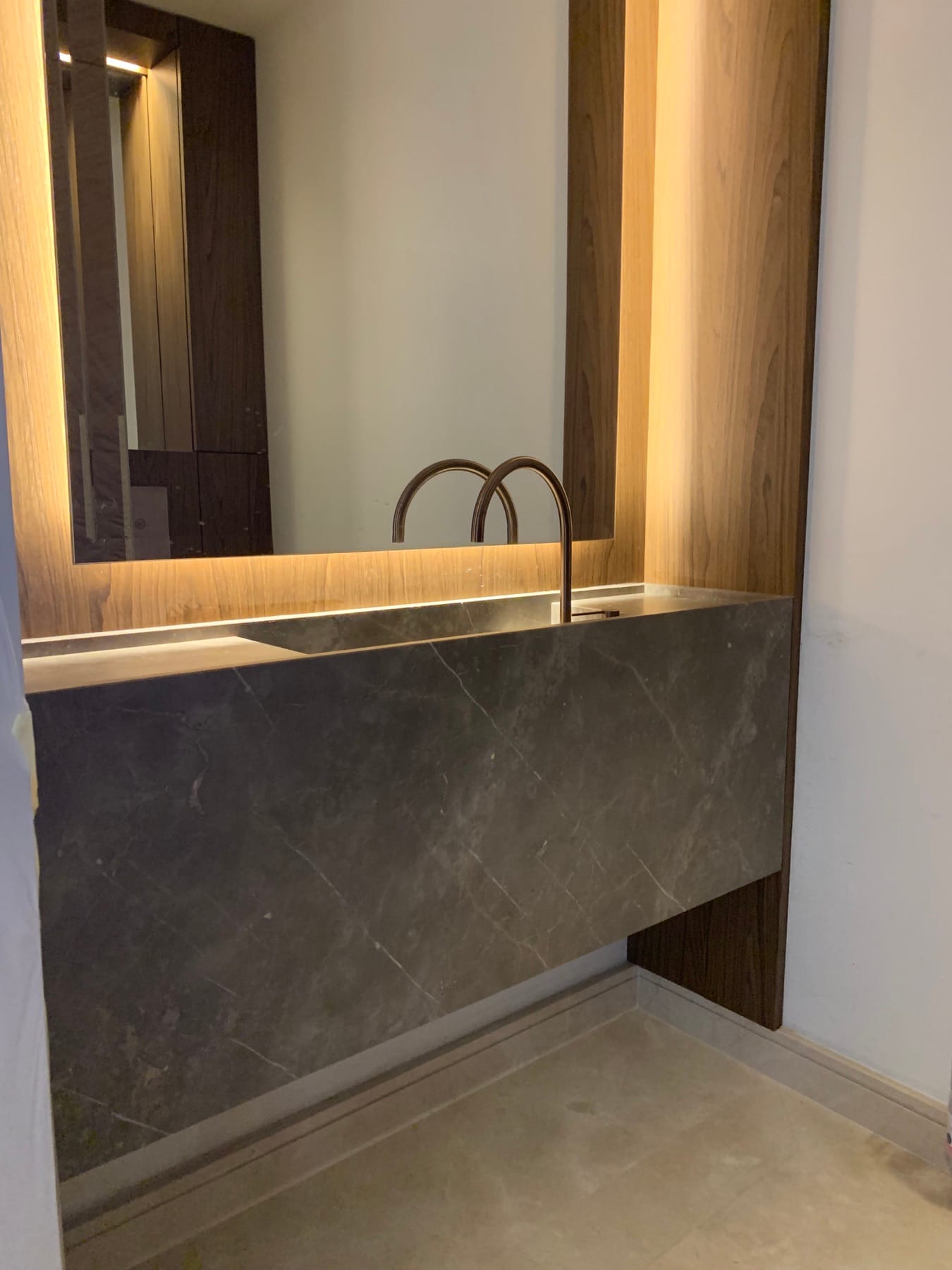 Bagno in pietra grigia