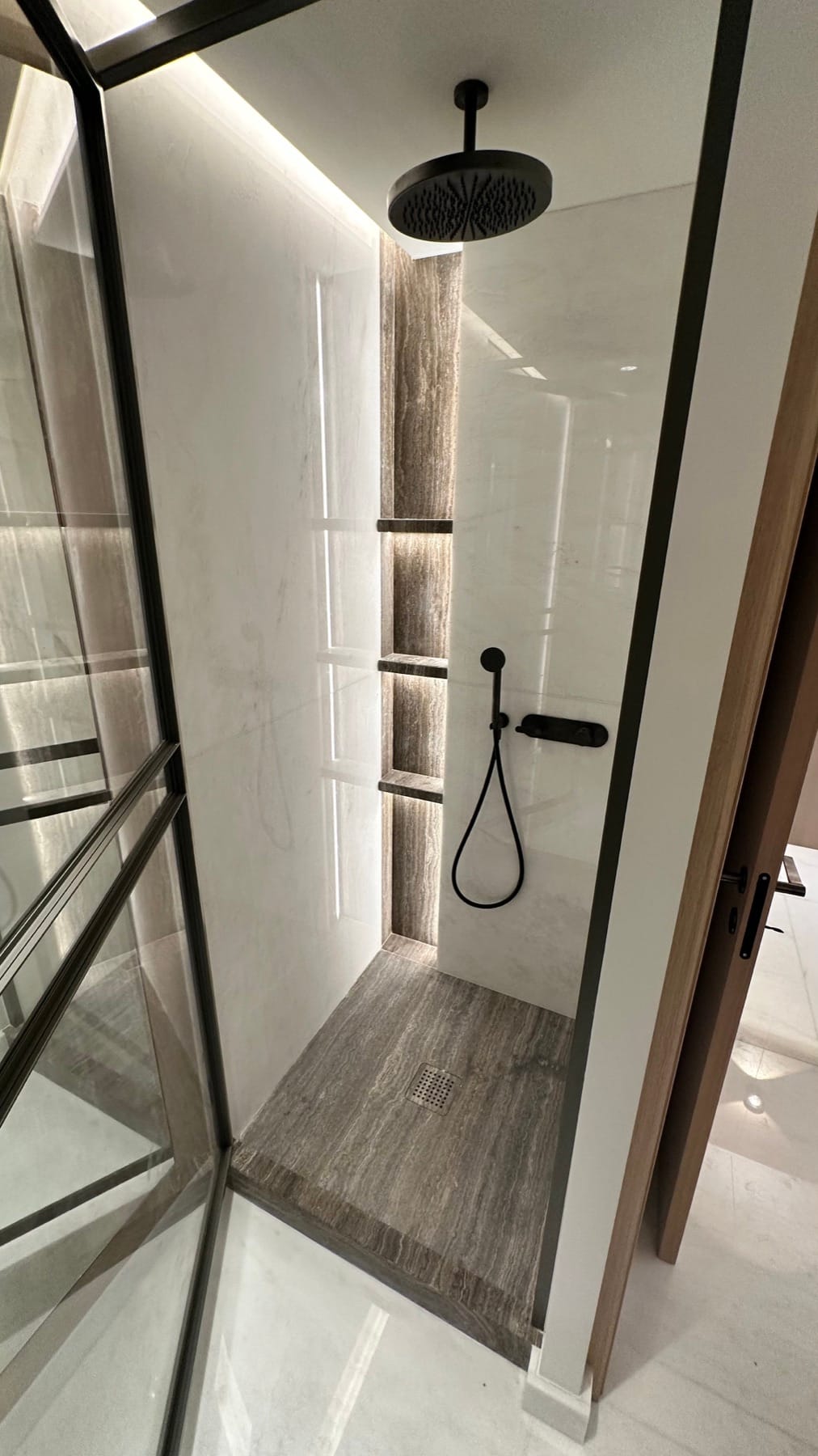 Bagno in Travertino Titanium - dettaglio 2