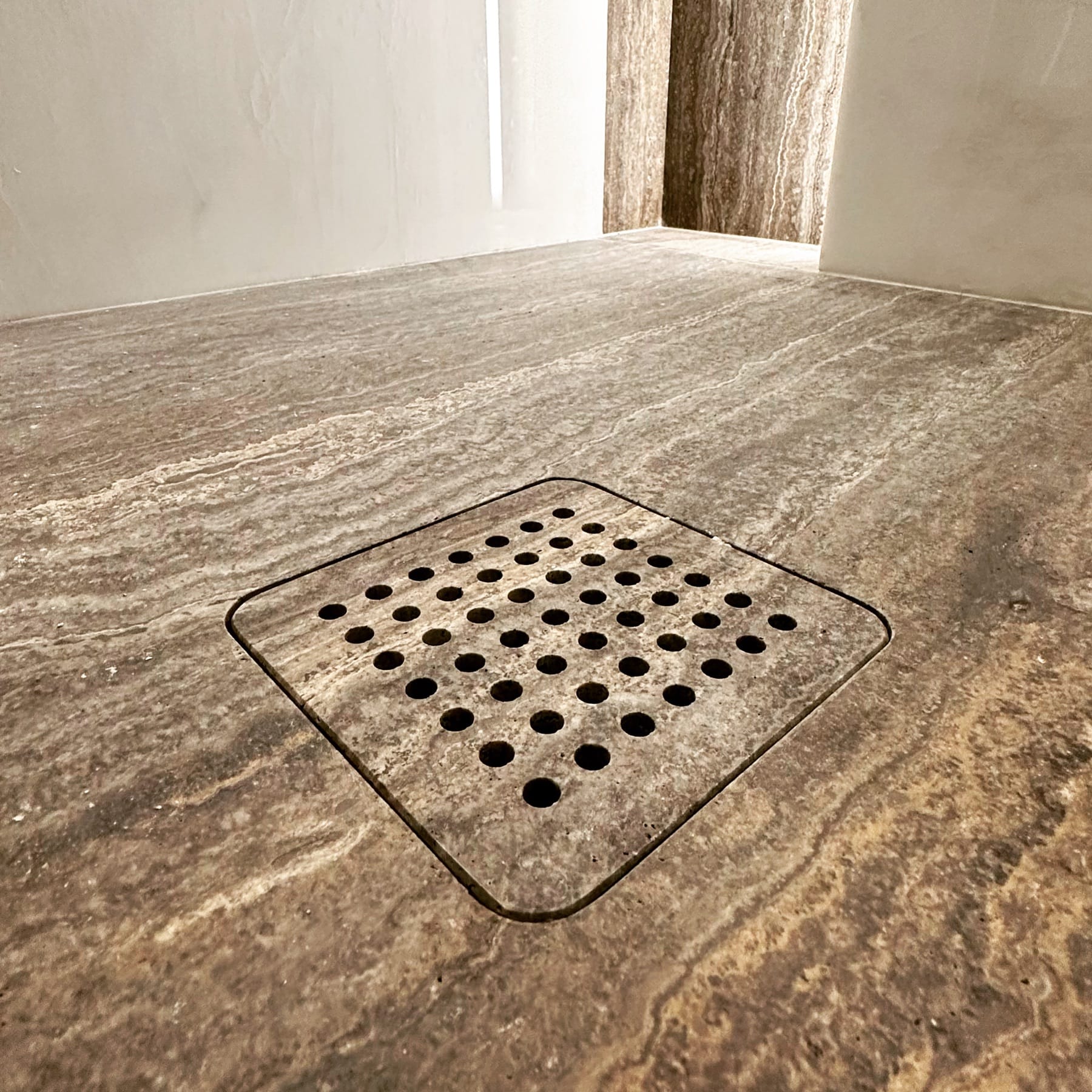 Bagno in Travertino Titanium - dettaglio 3