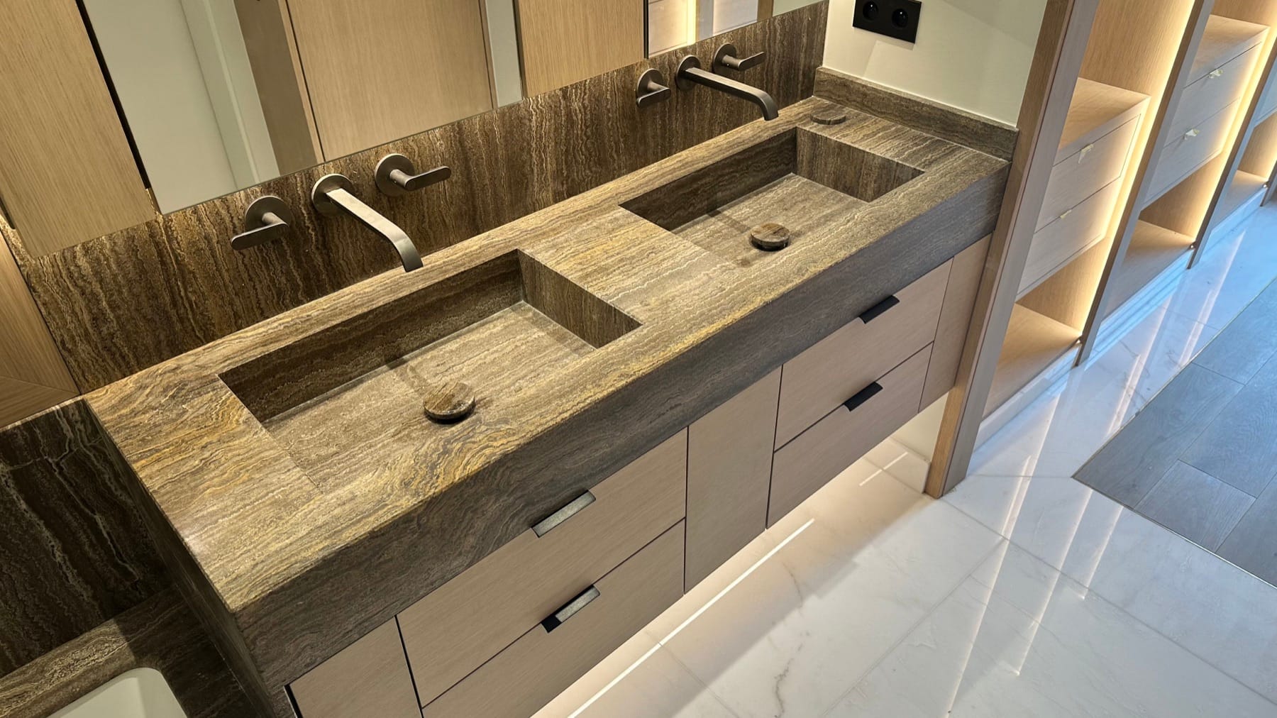 Bagno in Travertino Titanium