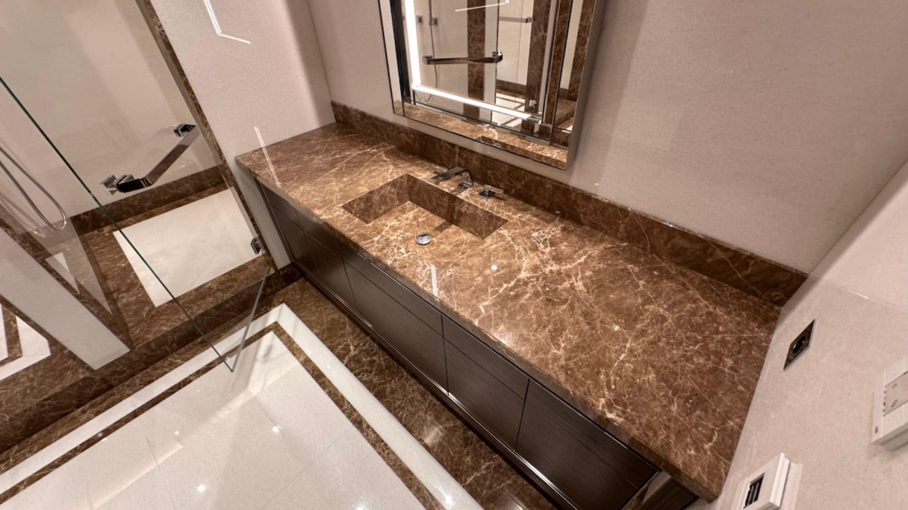 Bagno in Bianco Neve ed Emperador Light - dettaglio 1