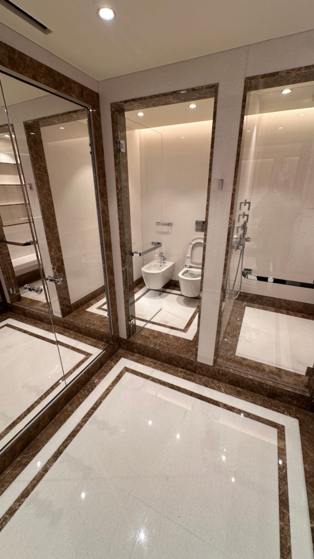 Bagno in Bianco Neve ed Emperador Light - dettaglio 2