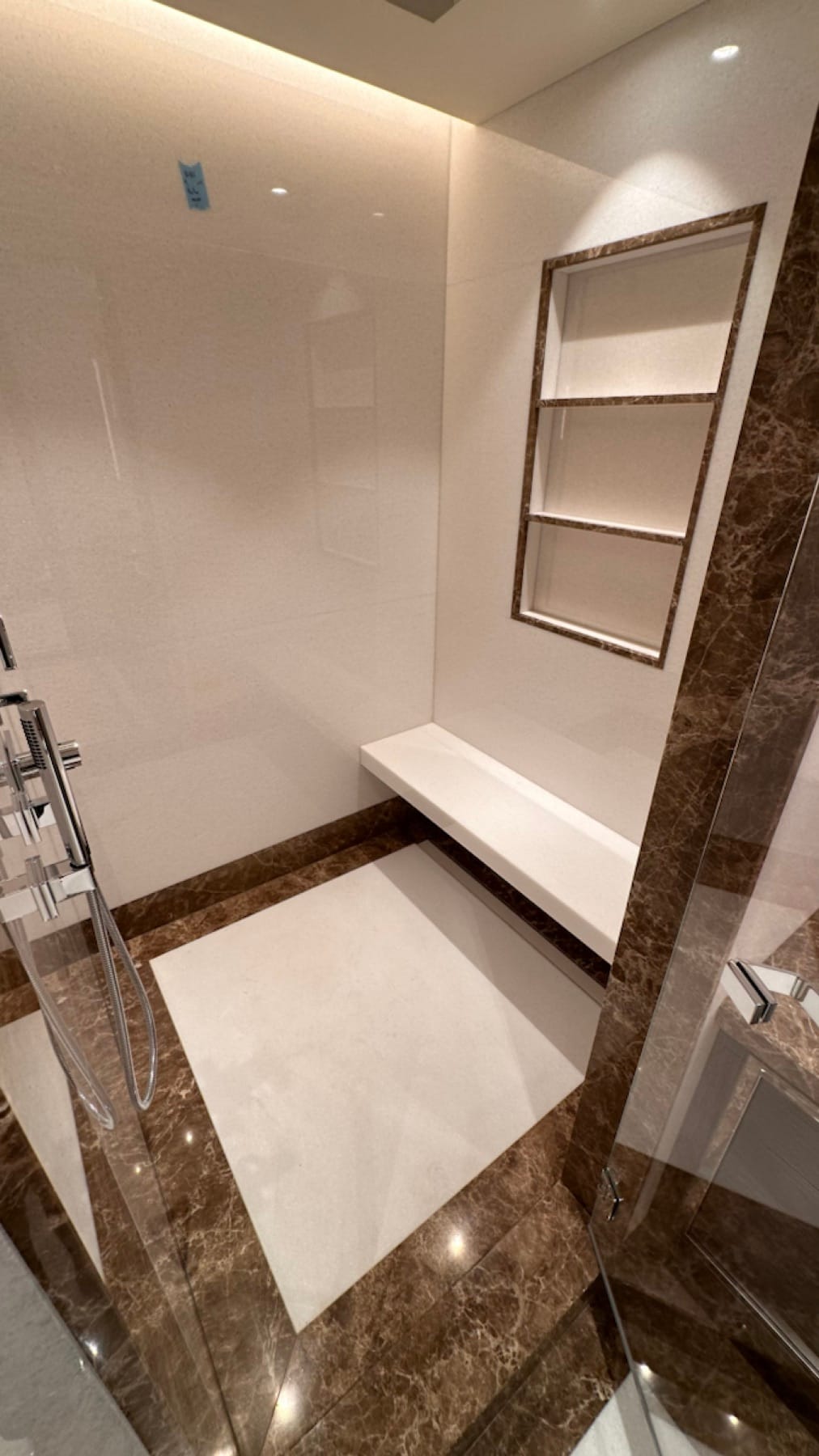 Bagno in Bianco Neve ed Emperador Light - dettaglio 3