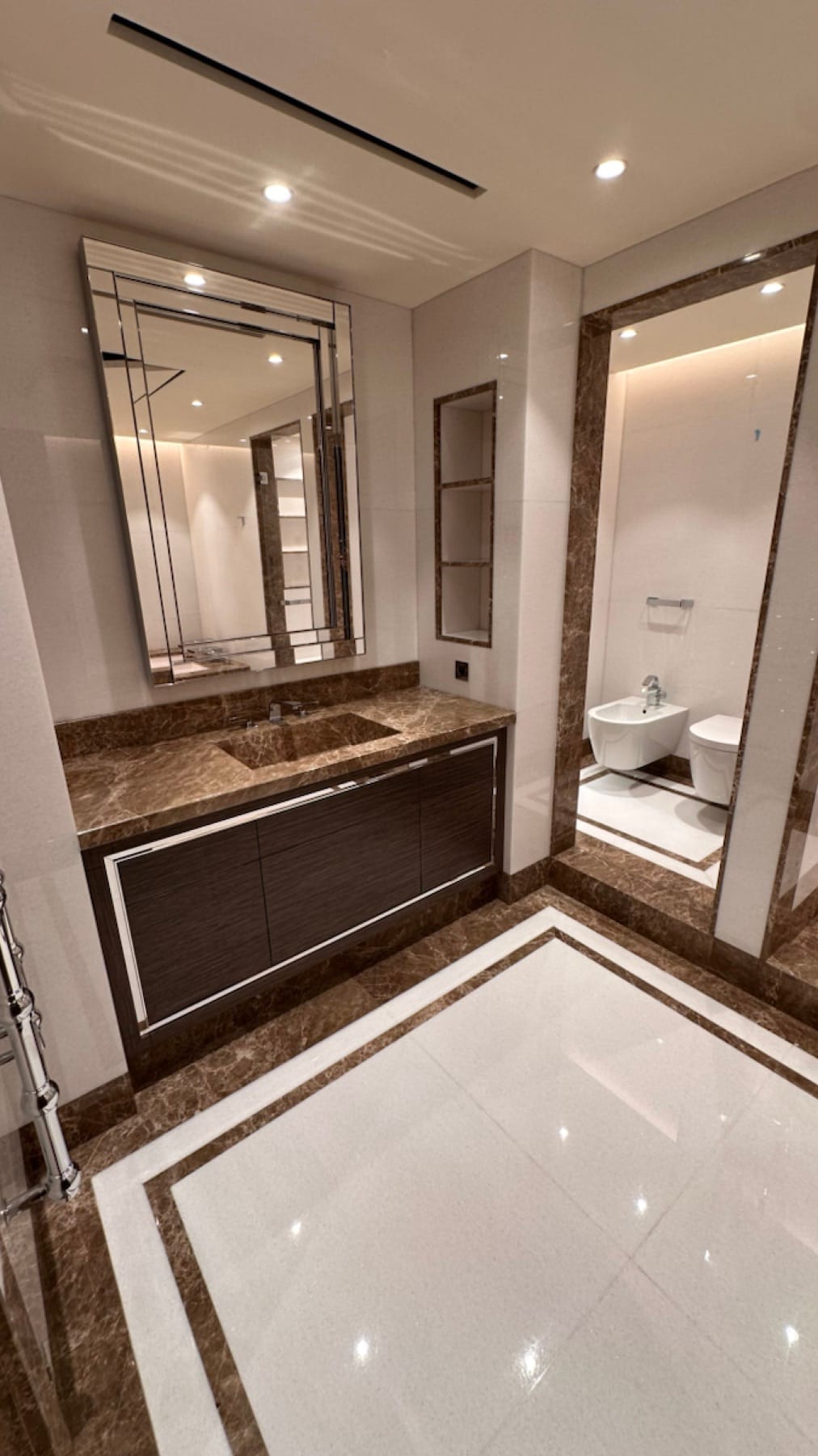 Bagno in Bianco Neve ed Emperador Light - dettaglio 4