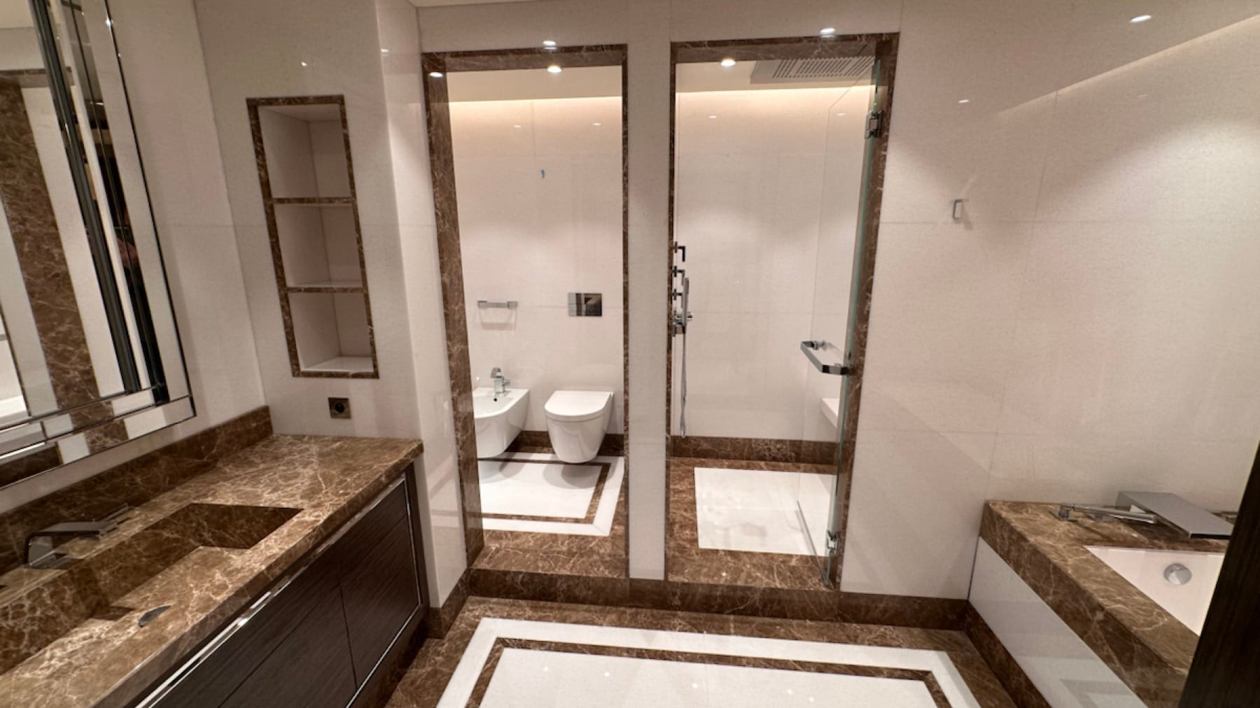 Bagno in Bianco Neve ed Emperador Light - dettaglio 5