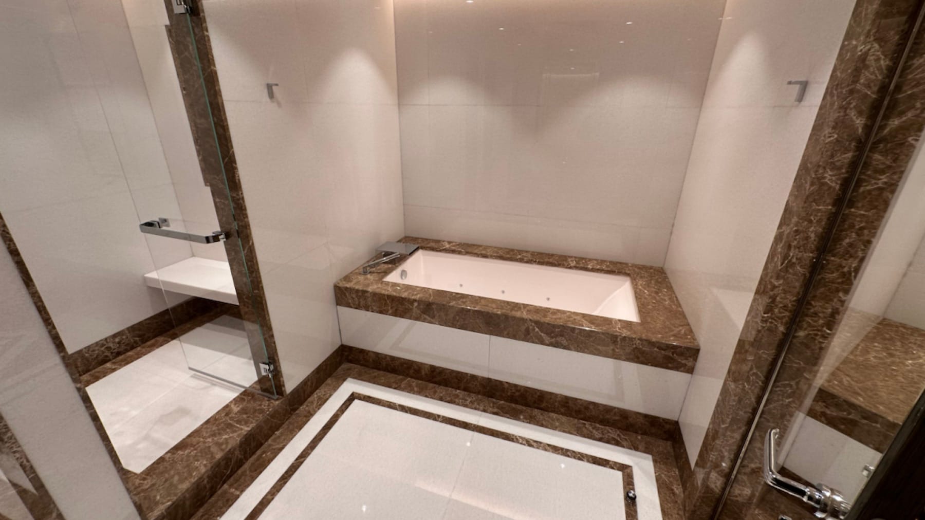 Bagno in Bianco Neve ed Emperador Light