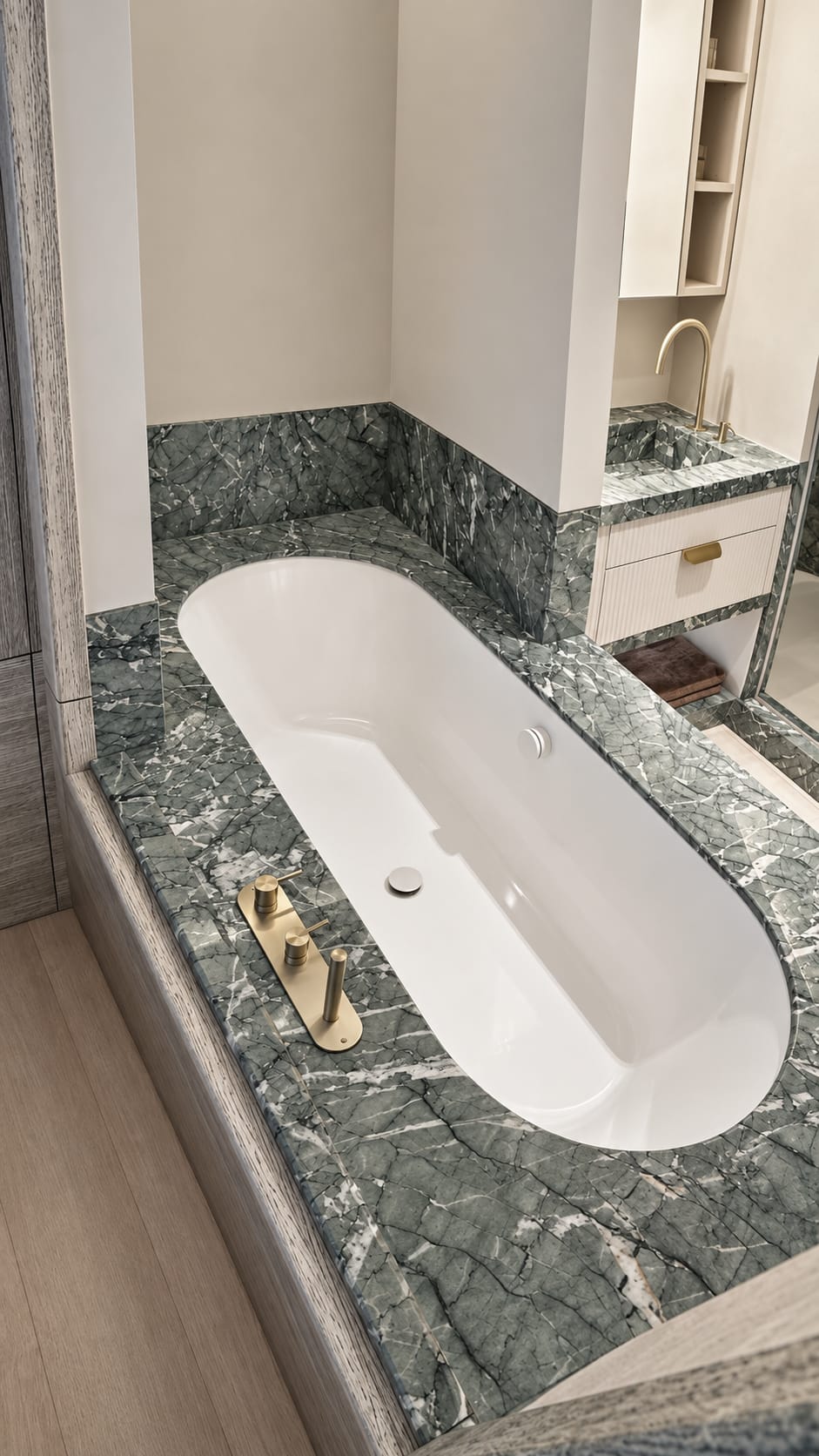 Bathtub with a bespoke Verde Antigua surround